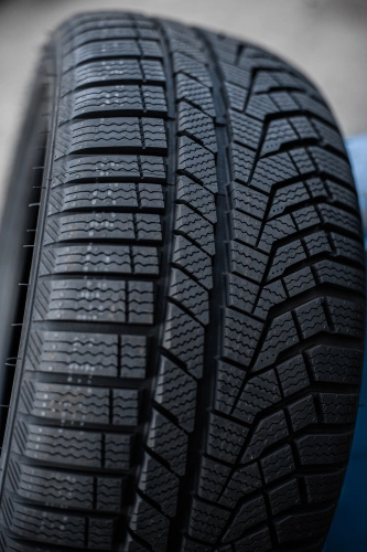 фото протектора и шины Ice Blazer Alpine EVO1 Шина Sailun ICE BLAZER Alpine EVO1 225/40 R18 92V
