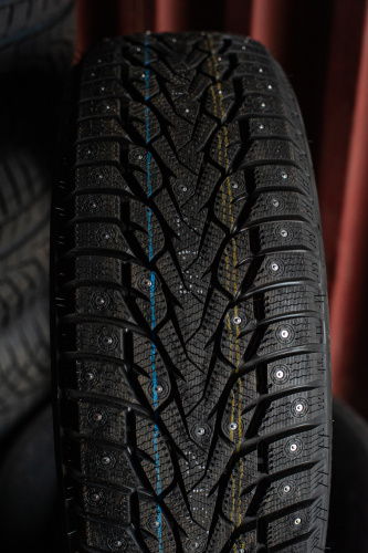 фото протектора и шины WINTERNOVA STUD III Шина ZMAX WINTERNOVA STUD III 235/65 R16C 121/119R